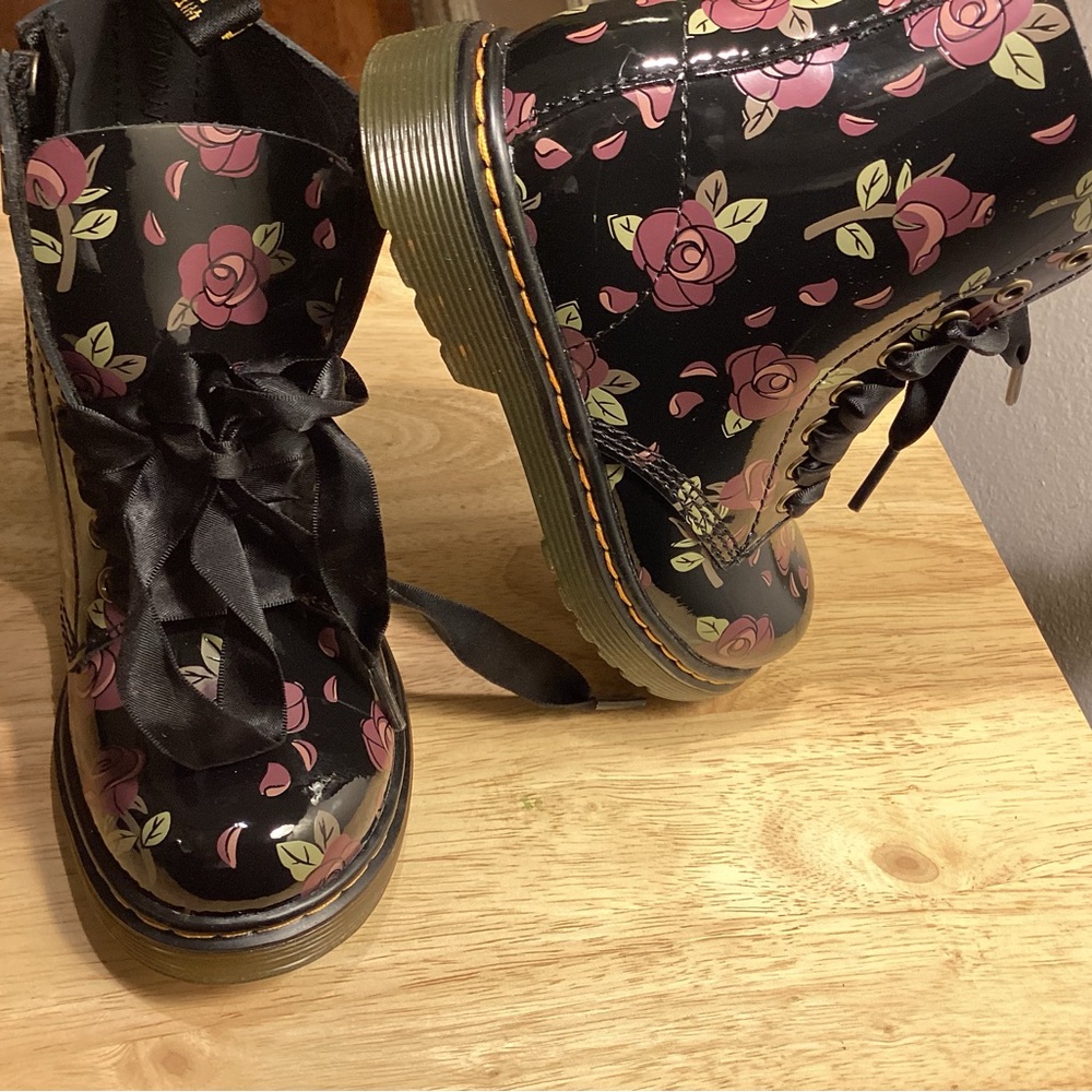 Dr. Martens Child Black Floral Combat Boots sz 11 in box - Picture 5 of 11